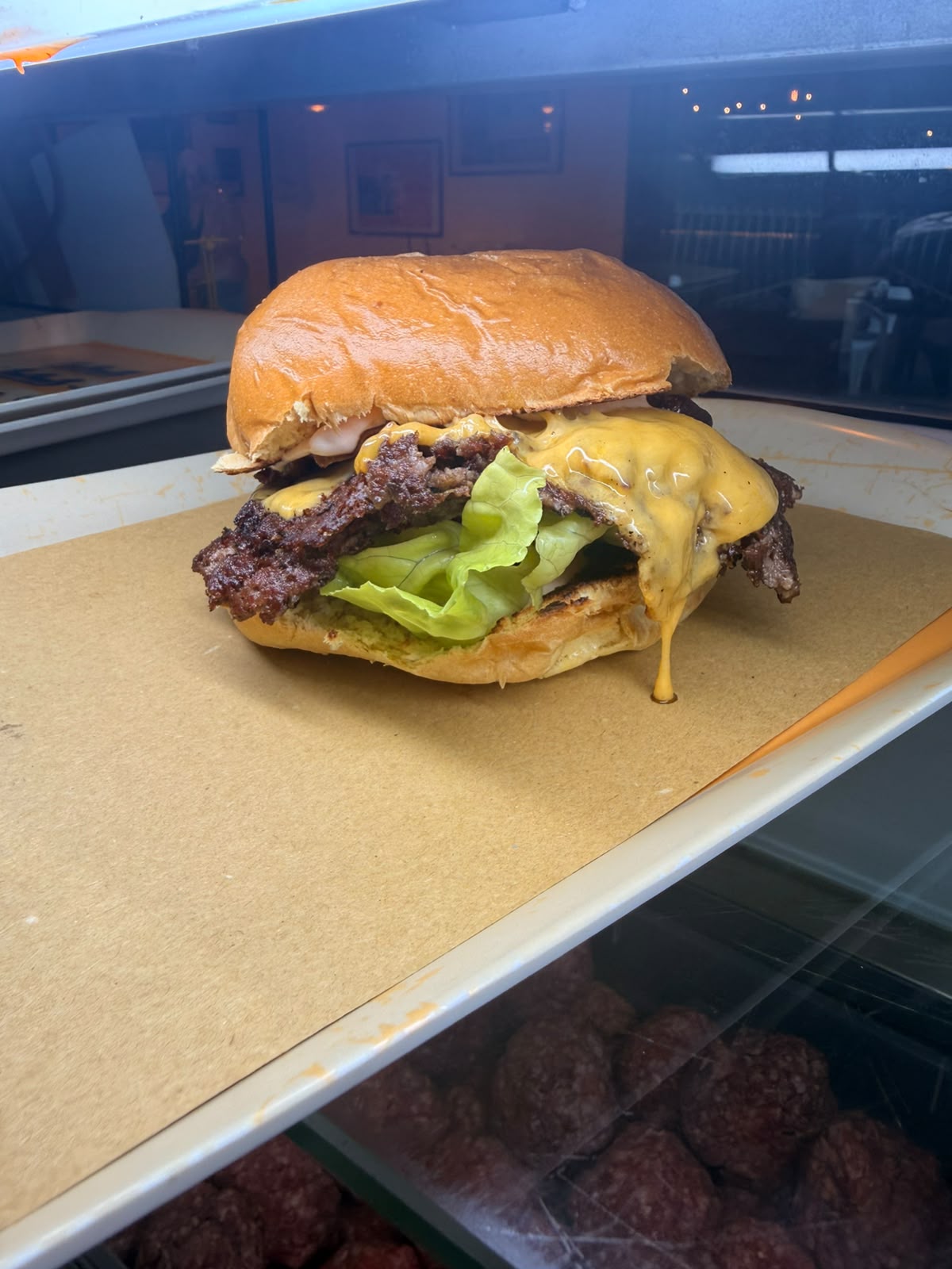 Lo smash burger del Cinebox: doppia carne, cheddar che cola e insalata
