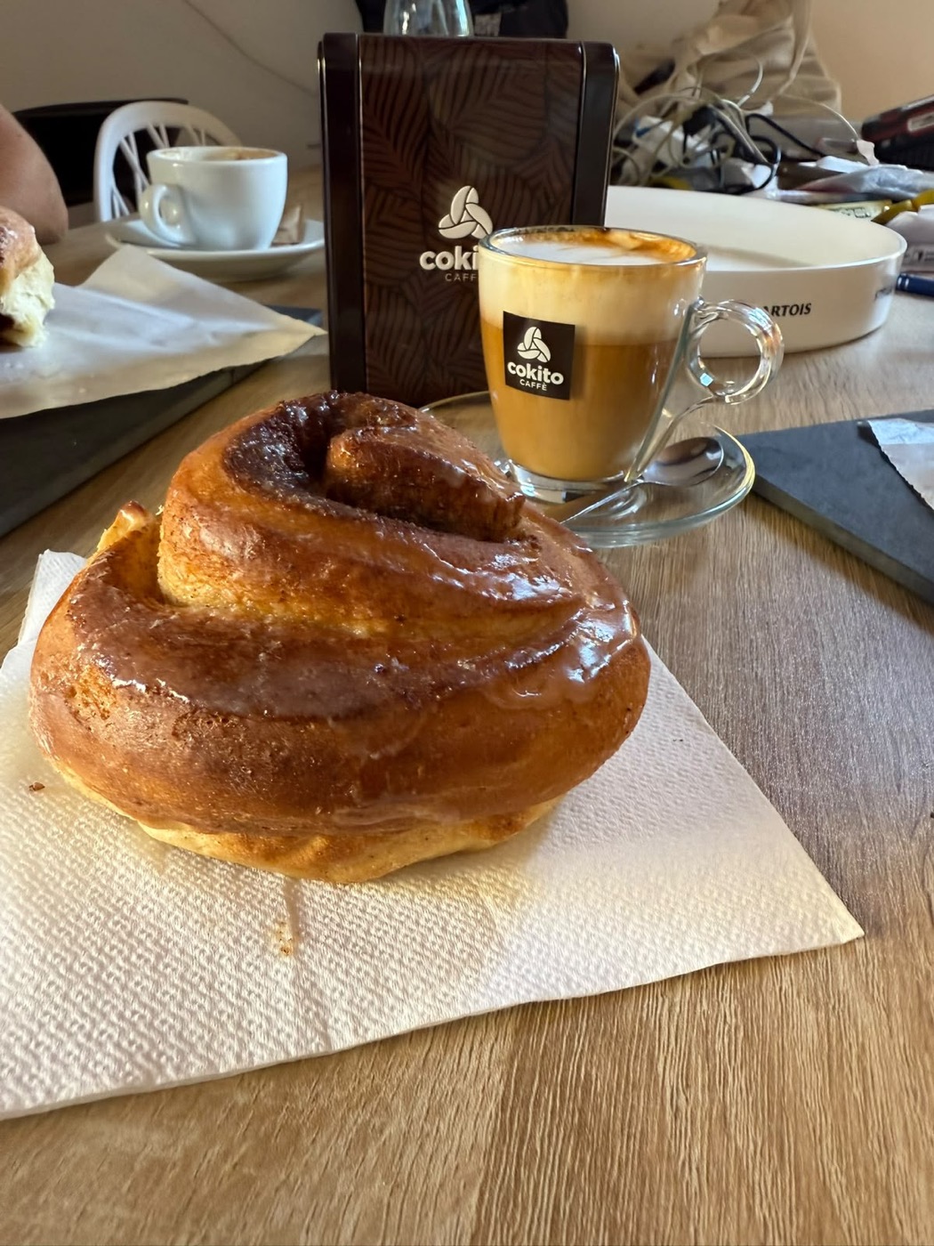 Cinnamon roll fatto in casa con un cappuccino